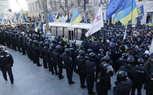 Proponents of European integration near police officers