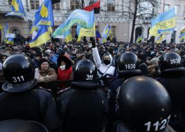 Proponents of European integration near police officers