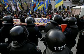 Proponents of European integration near police officers