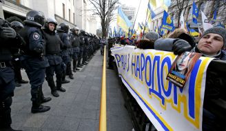 Proponents of European integration near police officers
