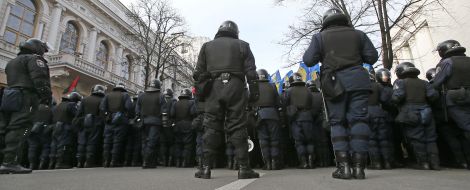 Proponents of European integration near police officers