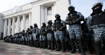 Soldiers of "Berkut" near the parliament building