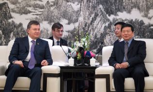 Виктор Янукович и Лоу Циньцзянь