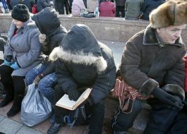 Мужчина читает книгу 