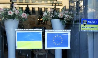 Флаги Украины и Евросоюза