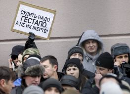 Участники антиправительственной акции