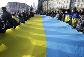 Люди держат флаг Украины