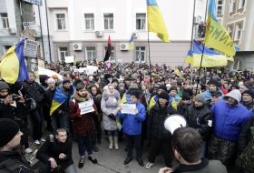 Участники антиправительственной акции