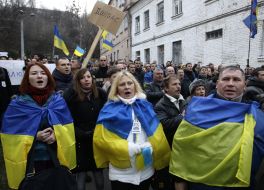 Участники антиправительственной акции