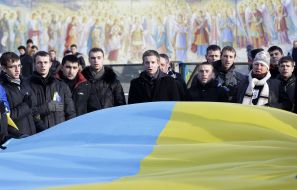 Люди держат флаг Украины