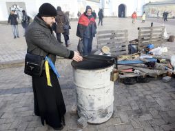 Священнослужитель греет руки