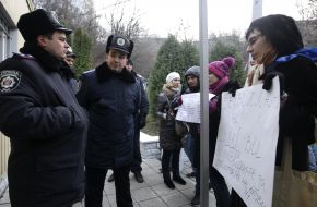 Милиционеры возле участников антиправительственной акции