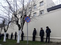 Милиционеры возле СИЗО