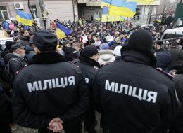 Милиционеры возле участников антиправительственной акции