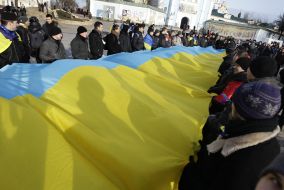 Люди держат флаг Украины