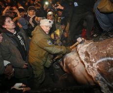 Памятник Ленину разбивают кувалдой