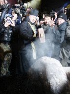 Памятник Ленину разбивают кувалдой