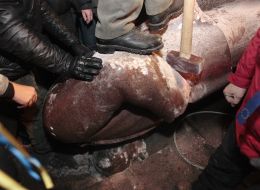 Разбитый памятник Ленину