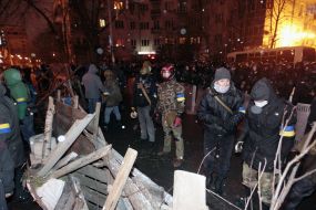 Participants of the mass meeting near the cordon of militia