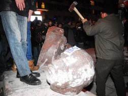 Разбитый  памятник Ленину