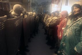 Военнослужащие Внутренних войск возле участников акции протеста