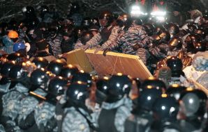 Уничтожение баррикад на пересечении улиц Лютеранская и Банковая