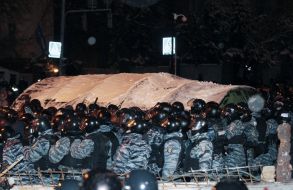 Уничтожение баррикад на пересечении улиц Лютеранская и Банковая