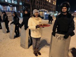Girl gives tea to soldiers of internal troops