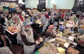 Volontery cooks for the participants of Euromaydan