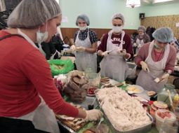 Volontery cooks for the participants of Euromaydan