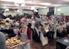 Volontery cooks for the participants of Euromaydan