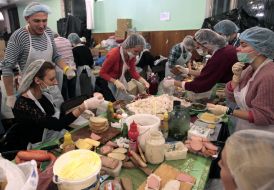 Volontery cooks for the participants of Euromaydan