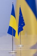 Прапори України і Євросоюзу