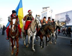 Мужчины в костюмах казаков на лошадях