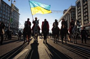 Мужчины в костюмах казаков на лошадях