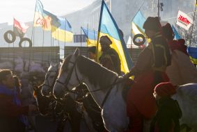 Мужчины в костюмах казаков на лошадях