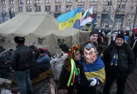 Участники Евромайдана играют в шахматы