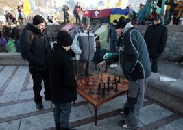 Участники Евромайдана играют в шахматы