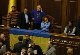 Блокирование трибуны и президиума парламента