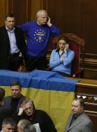 Блокирование трибуны и президиума парламента