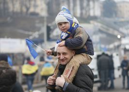 Чоловік тримає хлопчика на плечах