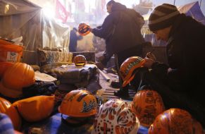 Хлопець розмальовує каски