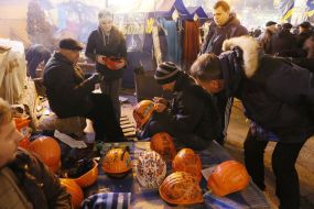 Хлопець розмальовує каски