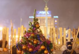 Учасник Євромайдану охороняє новорічну ялинку