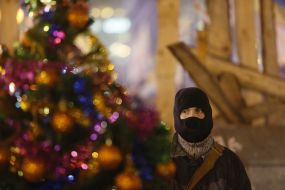 Учасник Євромайдану охороняє новорічну ялинку