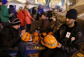 Хлопець розмальовує каски