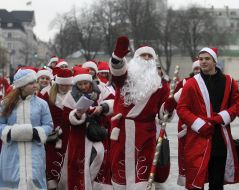 Parade of helpers of Sainted Nikolay and Fathers Frost-volonterovs