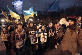 Участники акции держат перевернутые плакаты