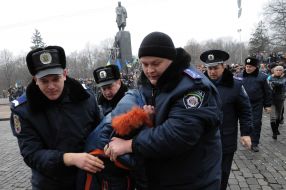 Милиционеры проводят задержание