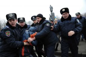 Милиционеры проводят задержание